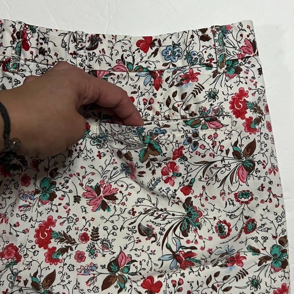 Banana Republic Sunshine White Floral Bermuda Short Size 8, 3.25" leg - Picture 9 of 12